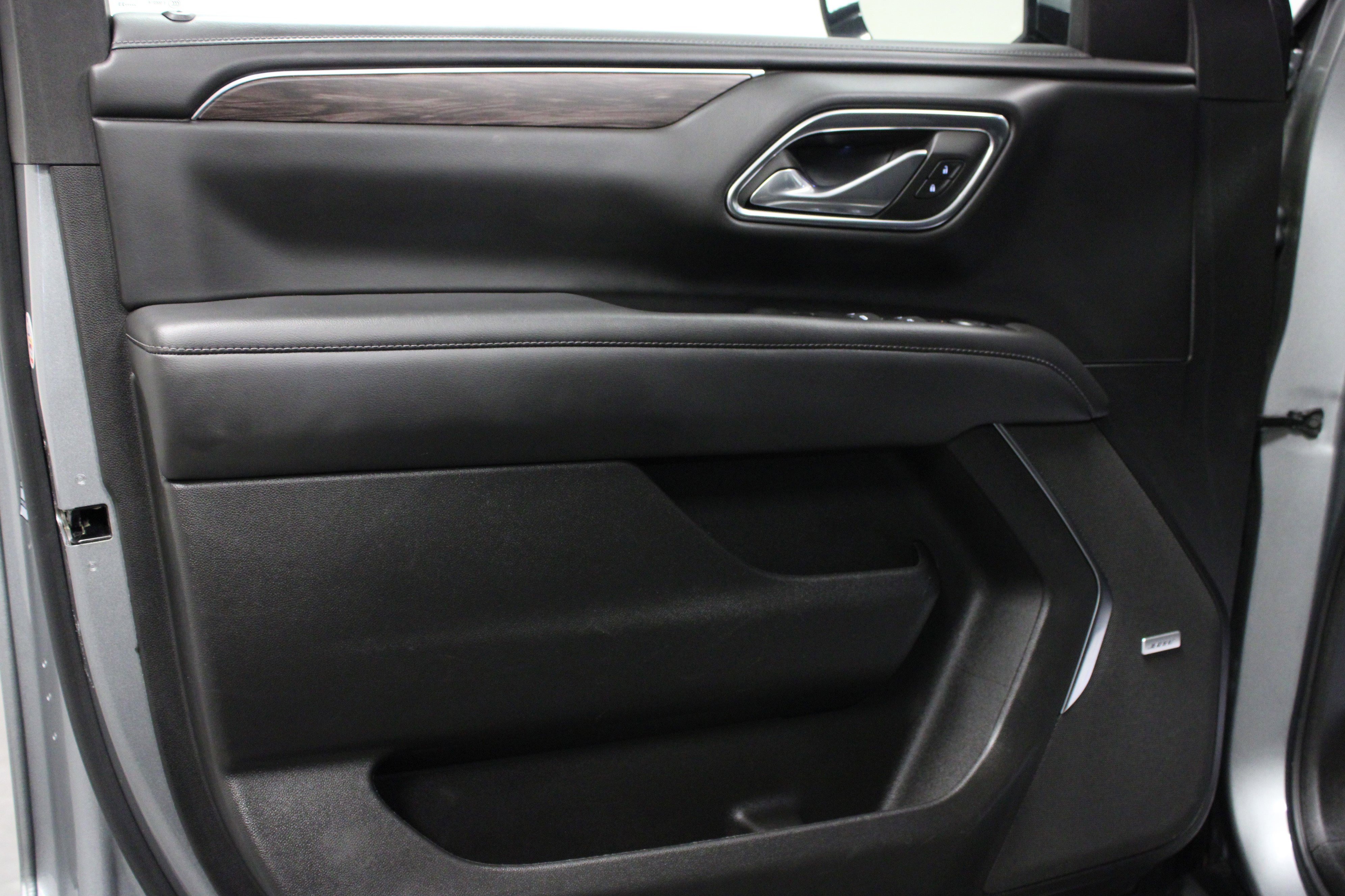 Used 2023 Chevrolet Suburban Z71 image 11