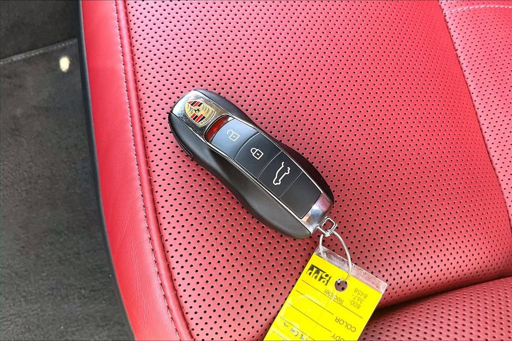 Used 2025 Porsche Macan AWD/4WD image 35
