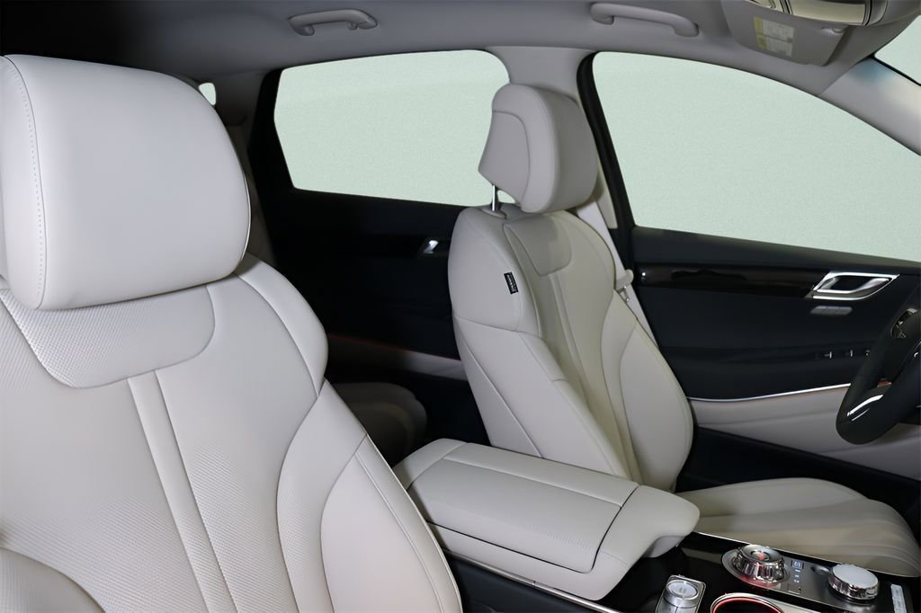 Certified 2025 Genesis GV80 2.5T Standard AWD/4WD image 12