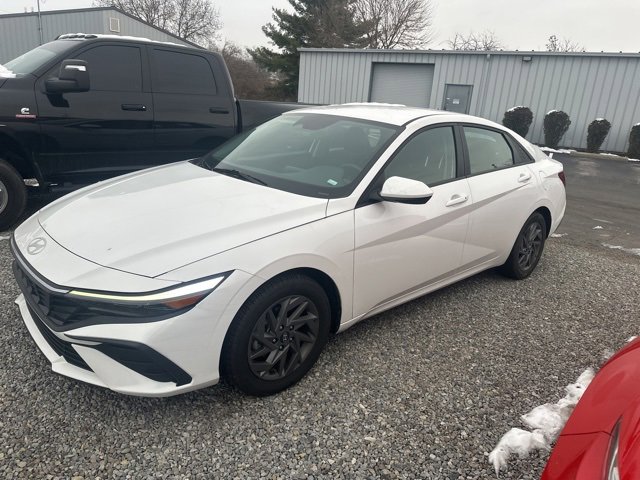 Used 2024 Hyundai Elantra SEL image 3