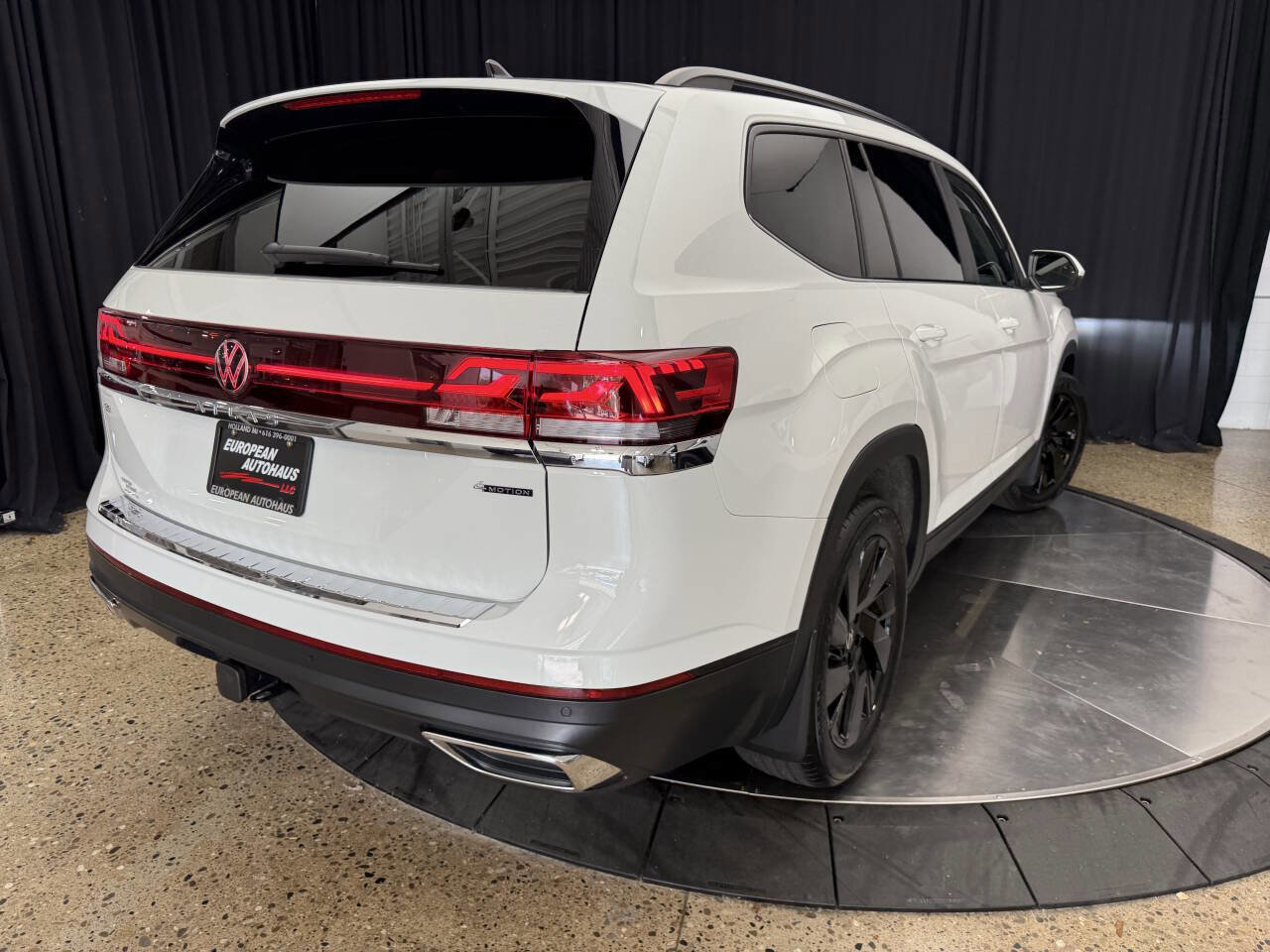 Used 2024 Volkswagen Atlas SE w/ Panoramic Sunroof Package image 7