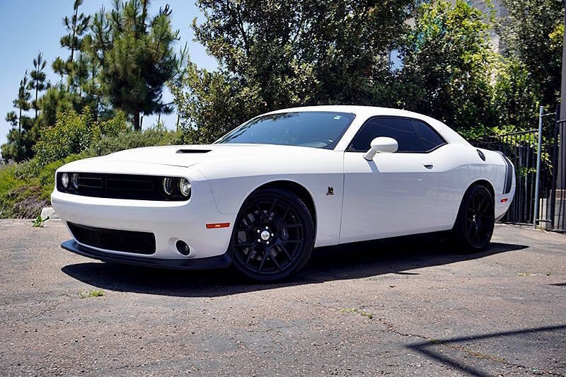 Used 2015 Dodge Challenger R/T Scat Pack w/ Scat Pack Appearance Package RWD image 2