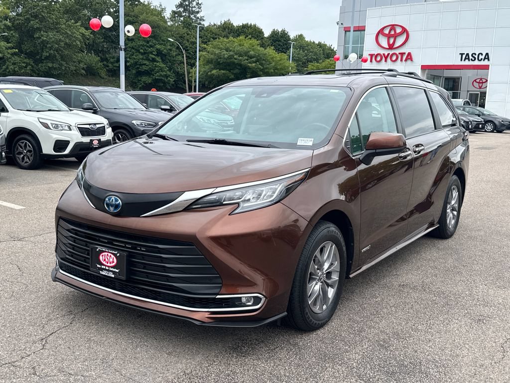 Used 2021 Toyota Sienna XLE w/ XLE Plus Package AWD/4WD image 3