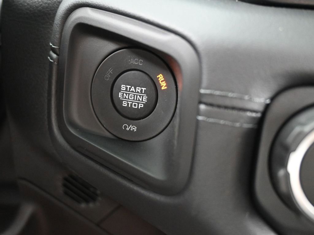 Used 2025 Jeep Wrangler Unlimited Sahara AWD/4WD image 25