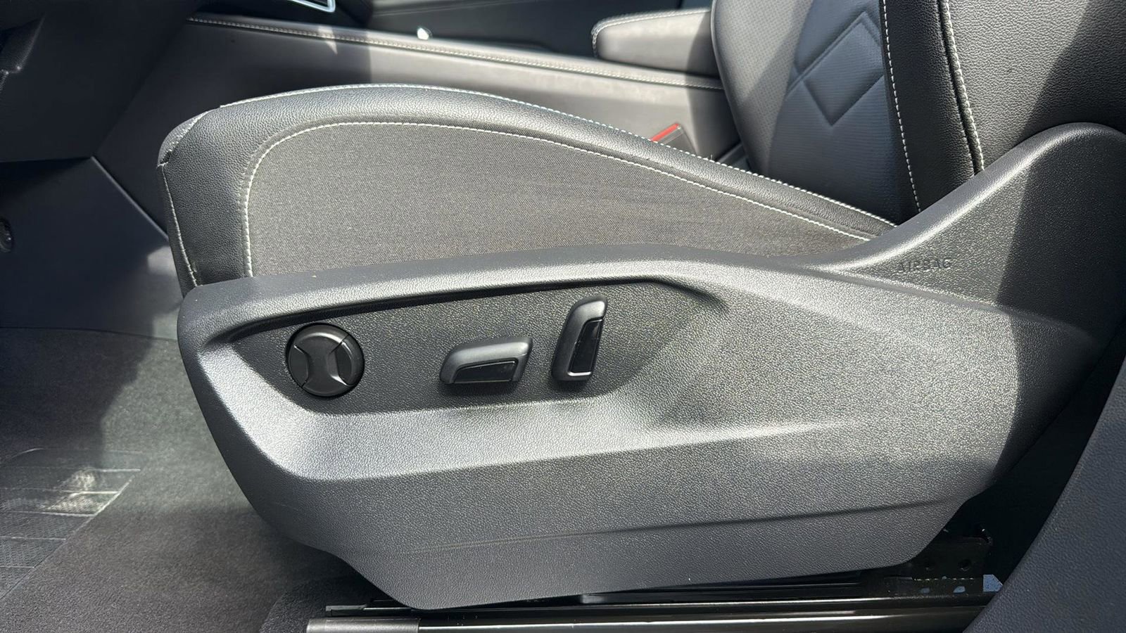 Used 2025 Volkswagen Atlas SE image 11