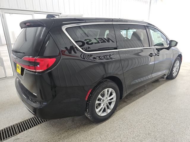 New 2026 Chrysler Pacifica Select AWD/4WD image 7