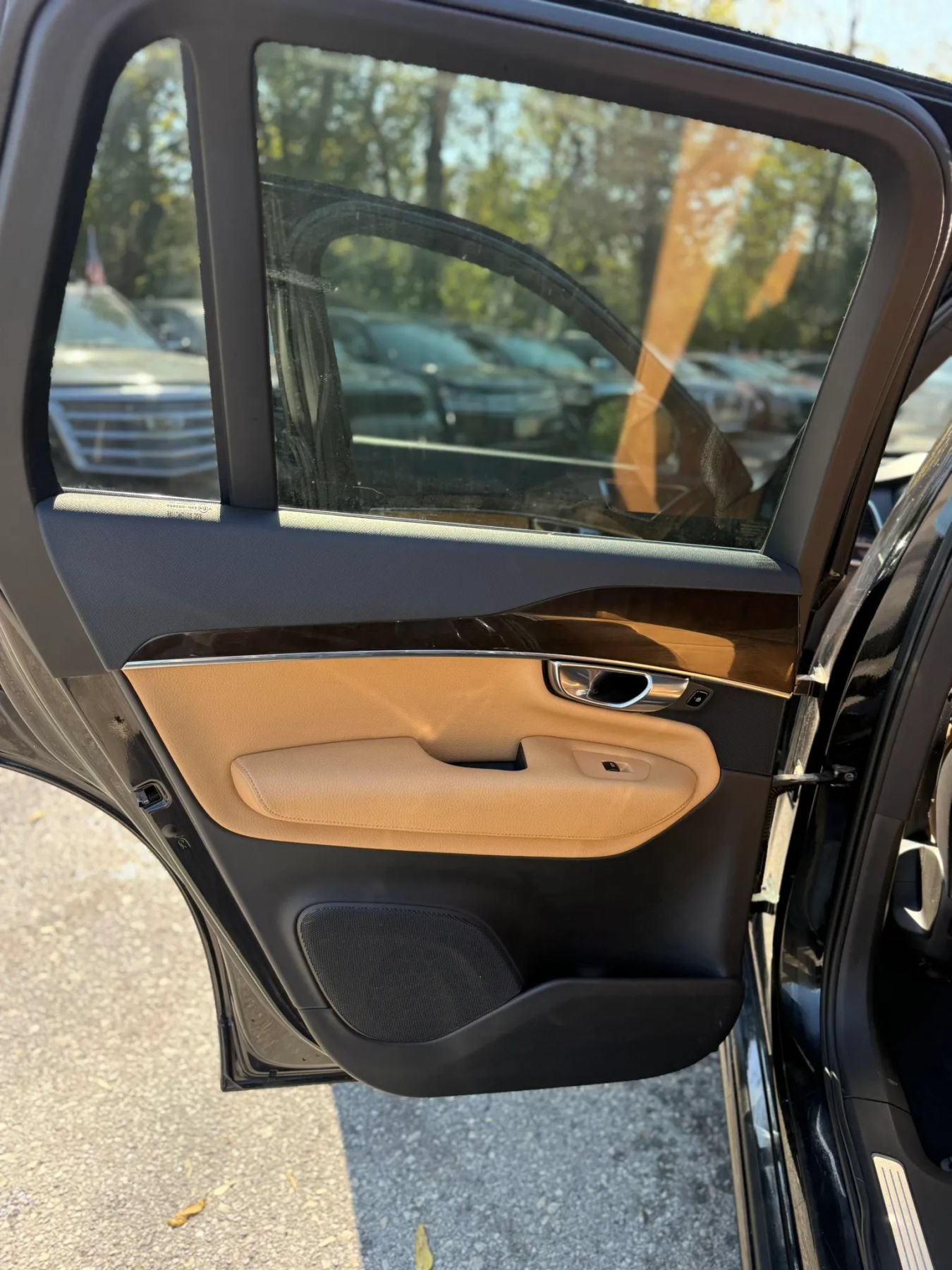 Used 2016 Volvo XC90 T6 Momentum w/ Momentum Plus Package AWD/4WD image 16