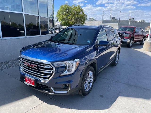 Used 2022 GMC Terrain SLT w/ Infotainment Package II AWD/4WD image 2