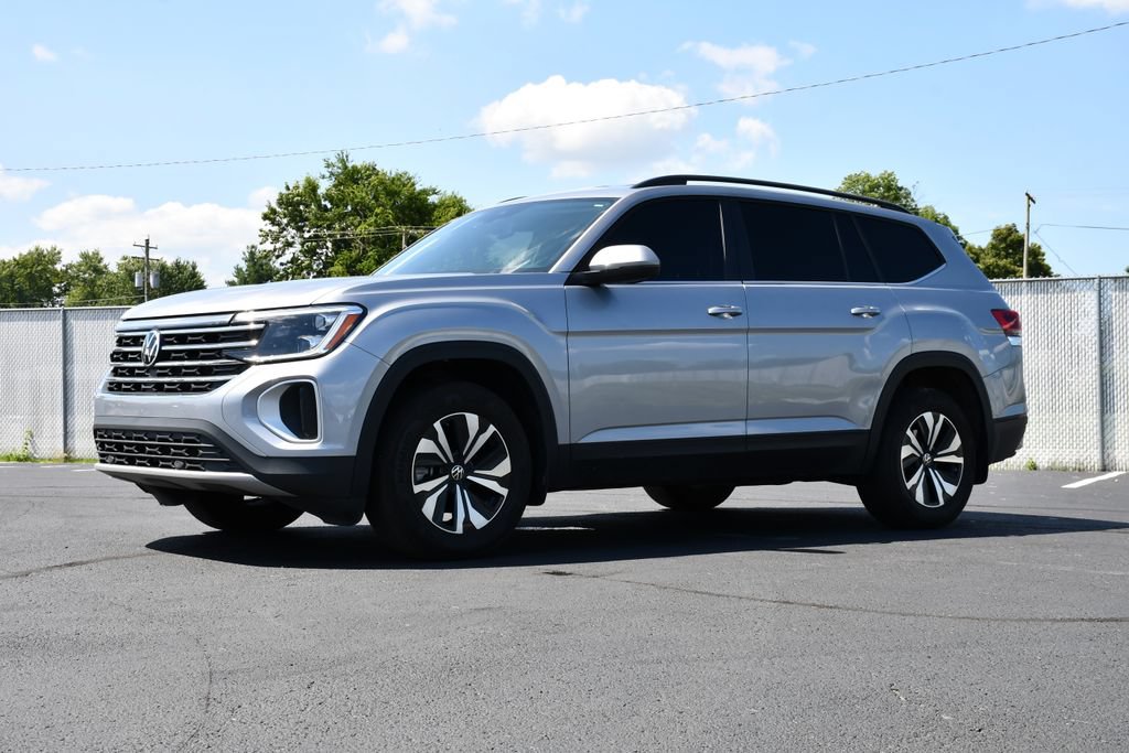 Used 2025 Volkswagen Atlas SE AWD/4WD image 3