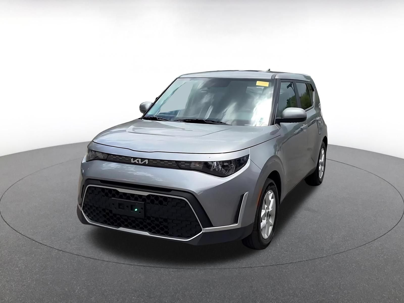 Used 2025 Kia Soul LX w/ LX Technology Package FWD image 4