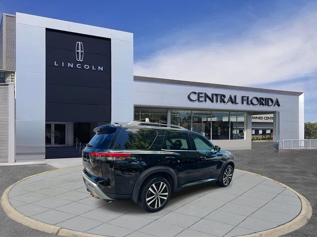 Used 2025 Nissan Pathfinder Platinum FWD image 3