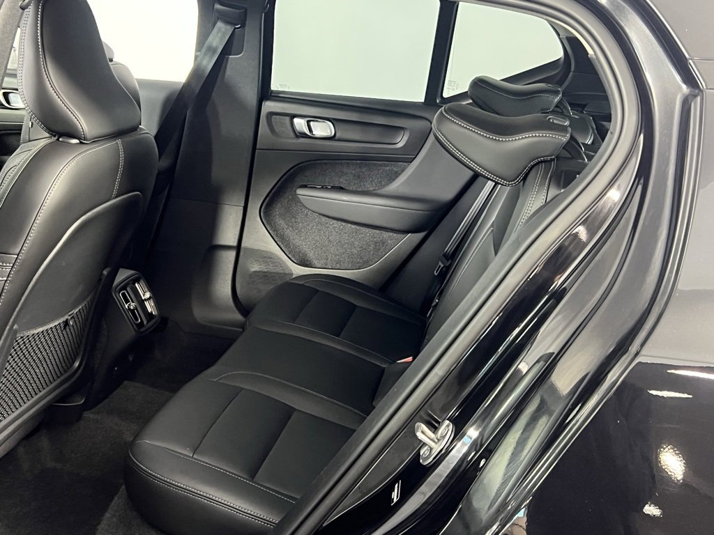 Used 2025 Volvo XC40 B5 Plus image 55