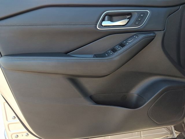 Used 2025 Nissan Rogue Platinum w/ Platinum Premium Package image 12