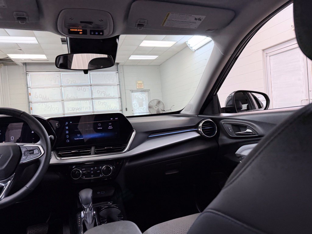 Used 2025 Chevrolet Trax LT w/ Driver Confidence Package FWD image 24