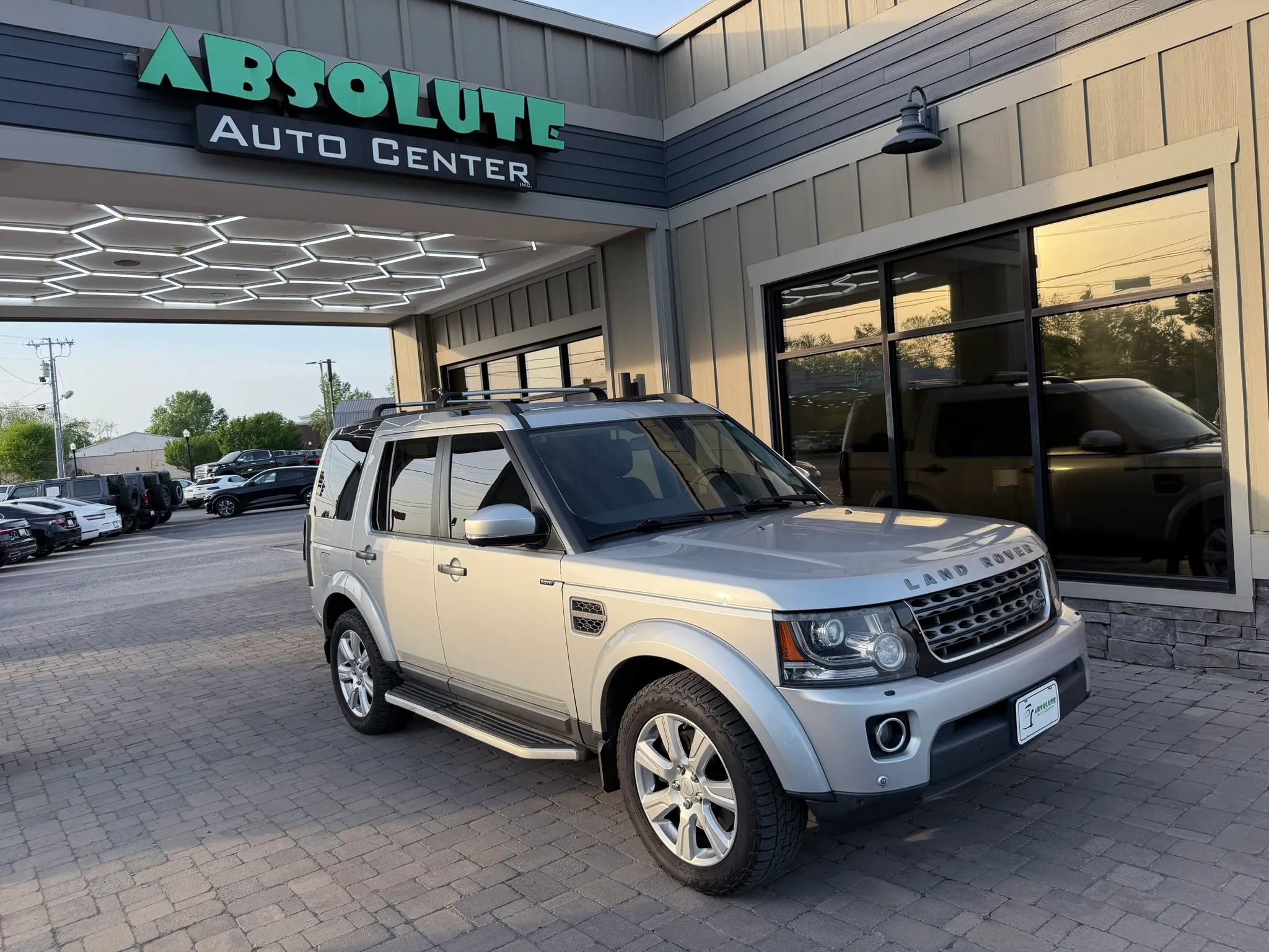 Used 2015 Land Rover LR4 HSE AWD/4WD image 1