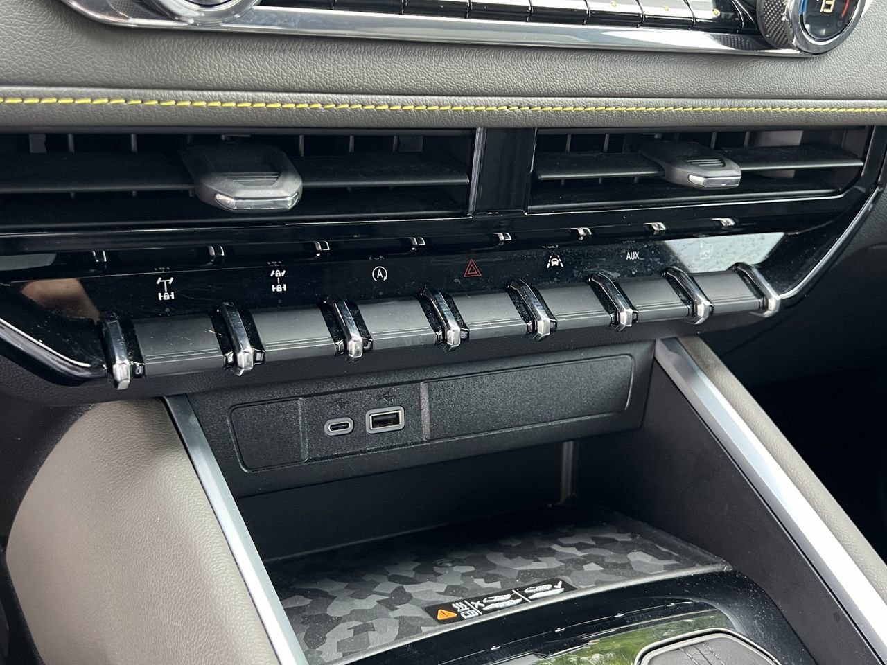 Used 2023 Chevrolet Colorado ZR2 w/ ZR2 Convenience Package III AWD/4WD image 19