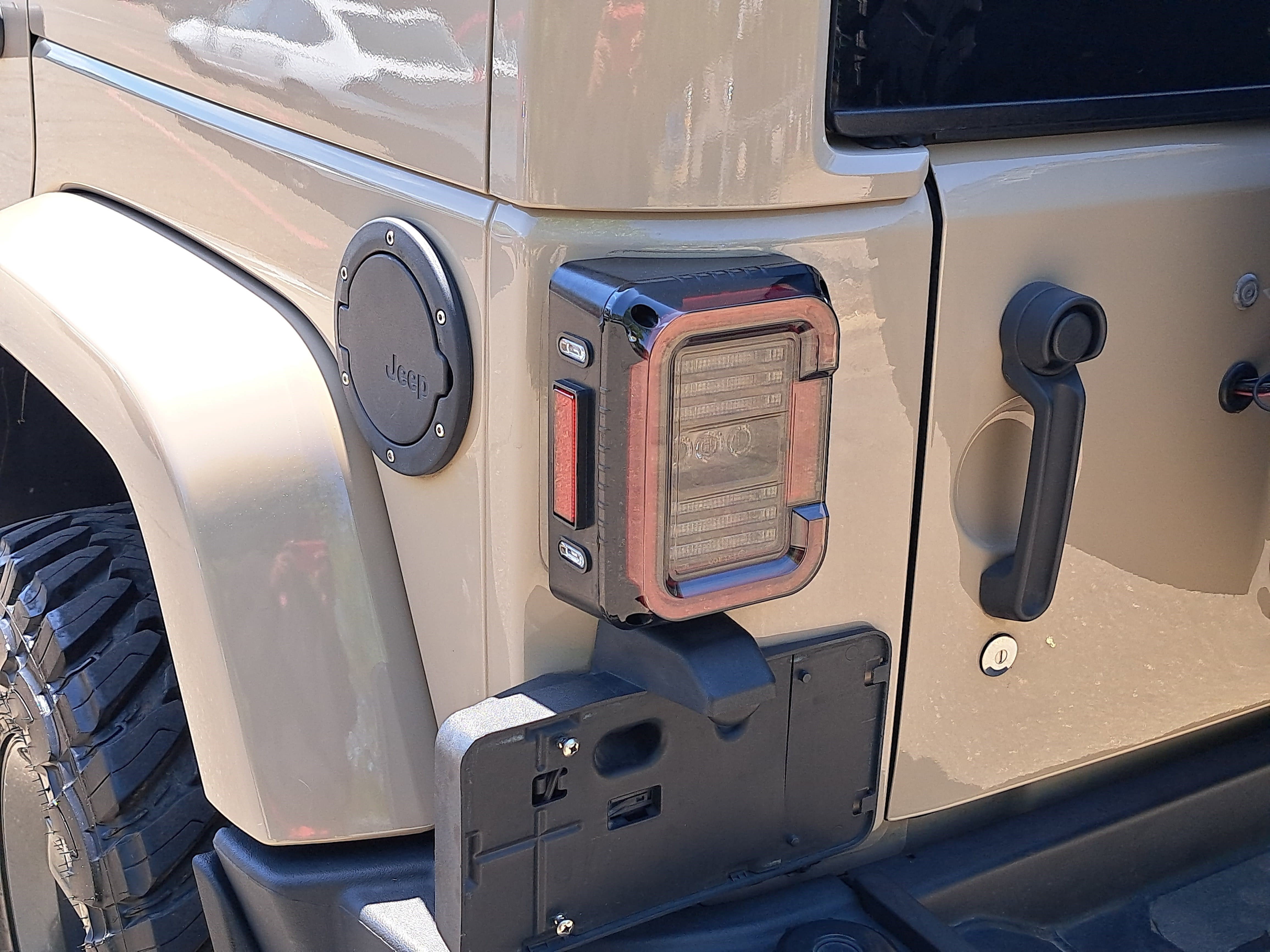 Used 2016 Jeep Wrangler Unlimited Rubicon w/ Connectivity Group image 31
