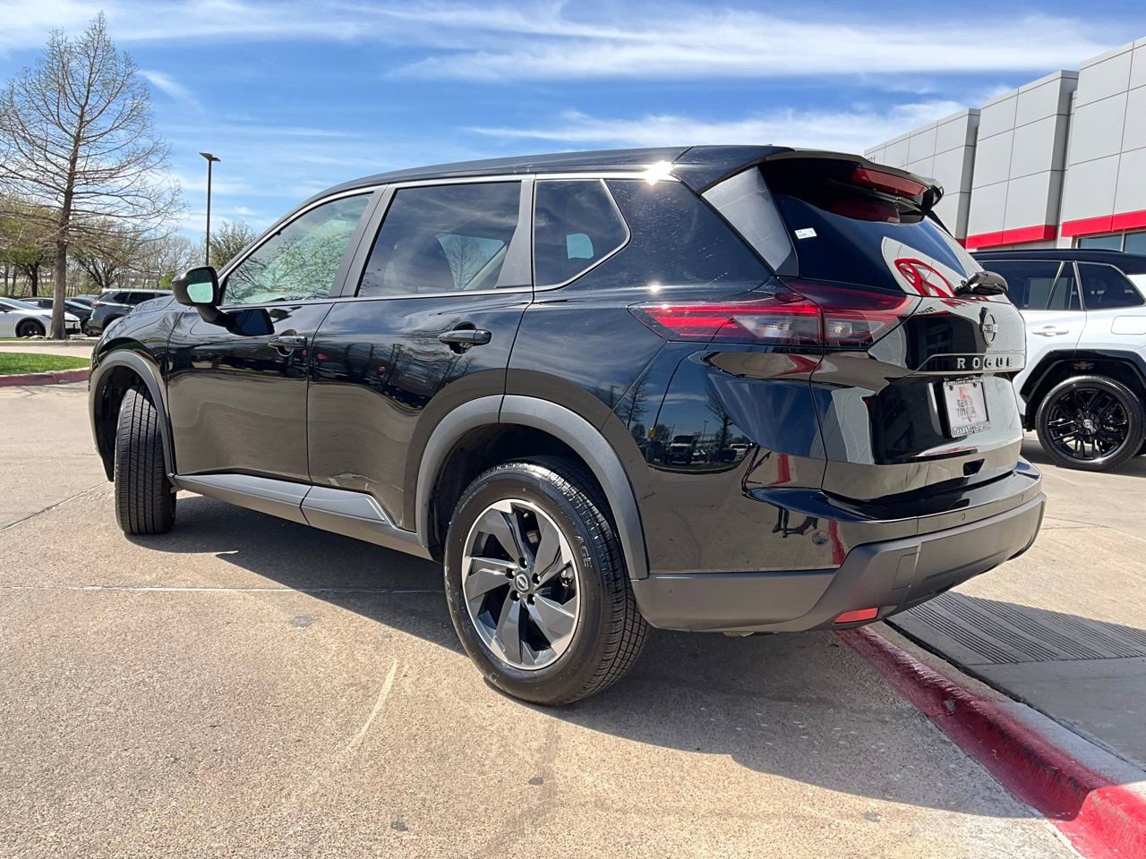 Used 2025 Nissan Rogue SV image 8