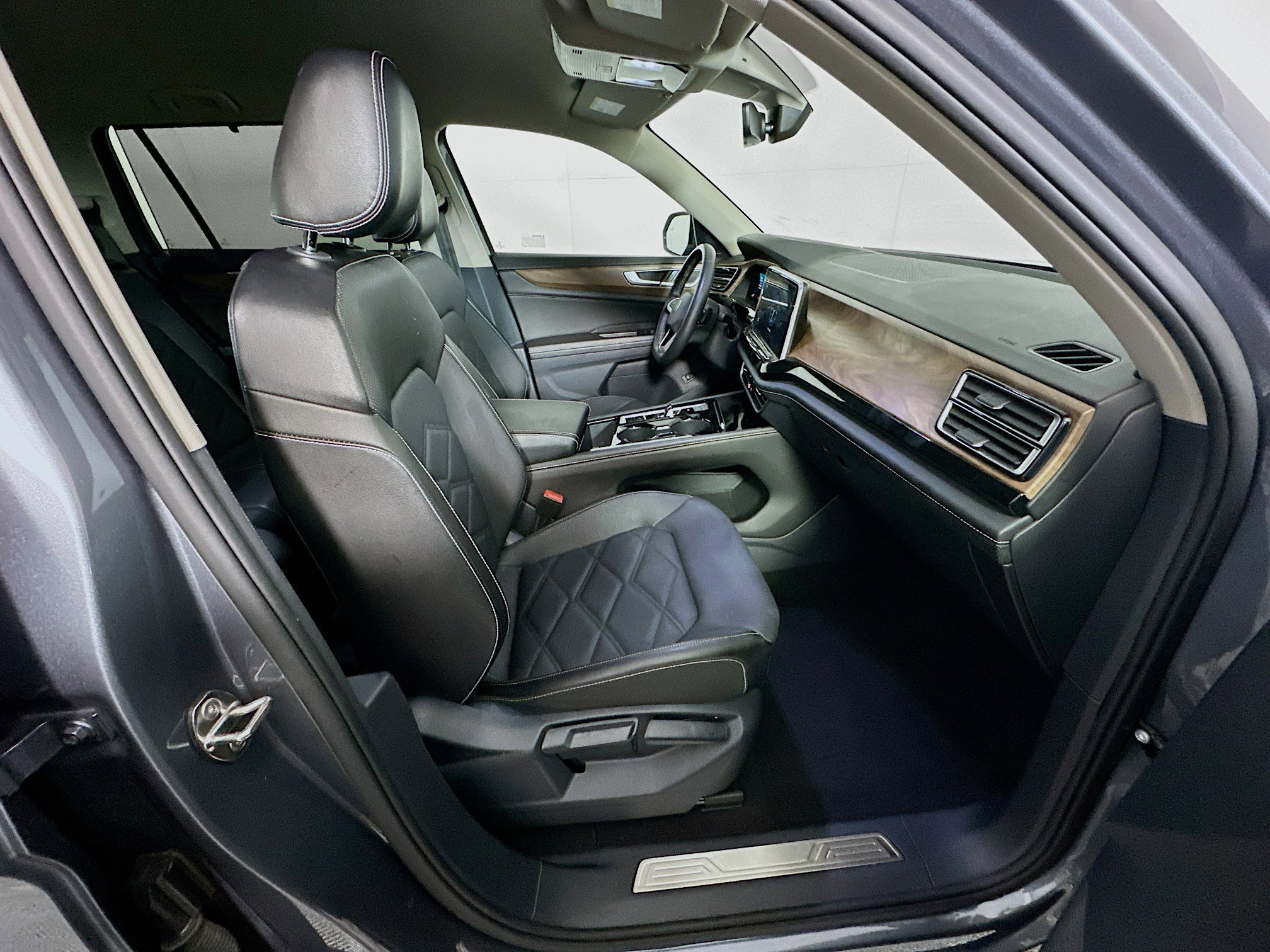 Used 2025 Volkswagen Atlas SE image 34