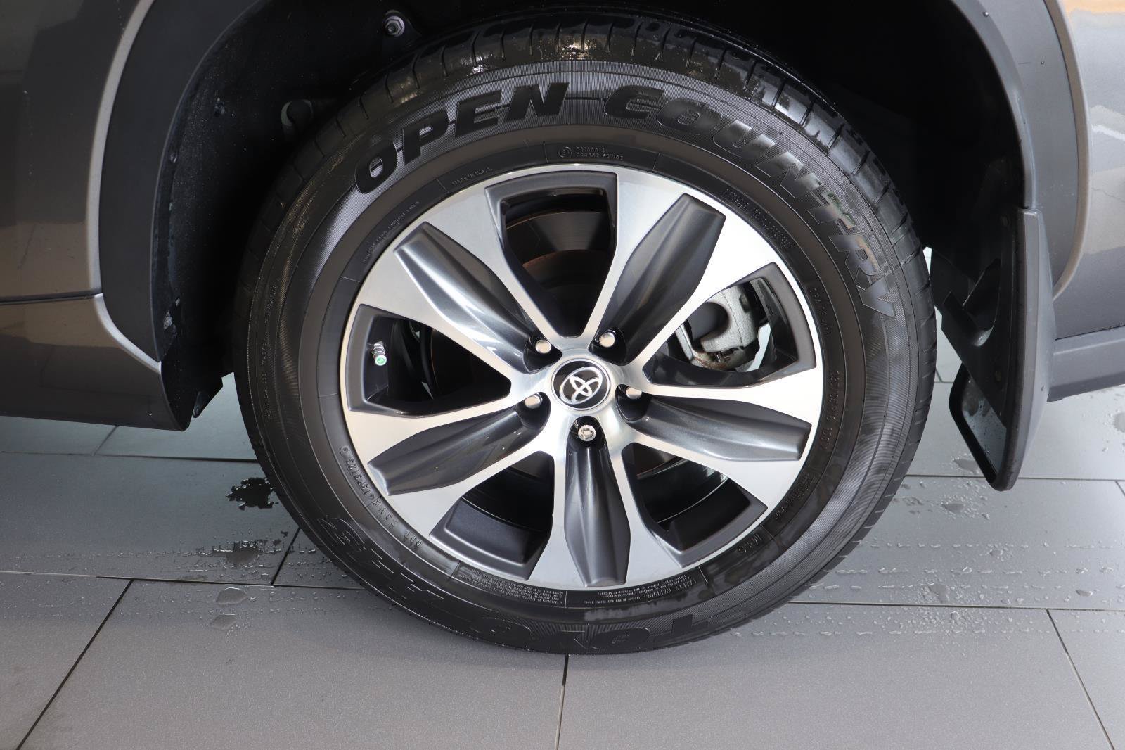 Used 2023 Toyota Highlander XLE FWD image 36