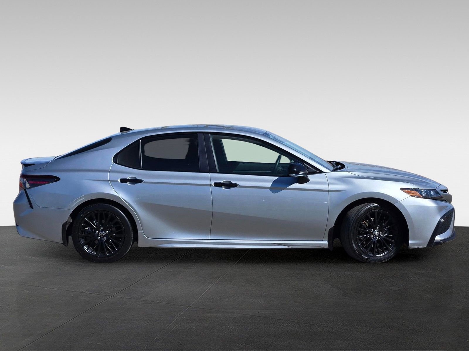 Used 2022 Toyota Camry SE w/ Convenience Package FWD image 3