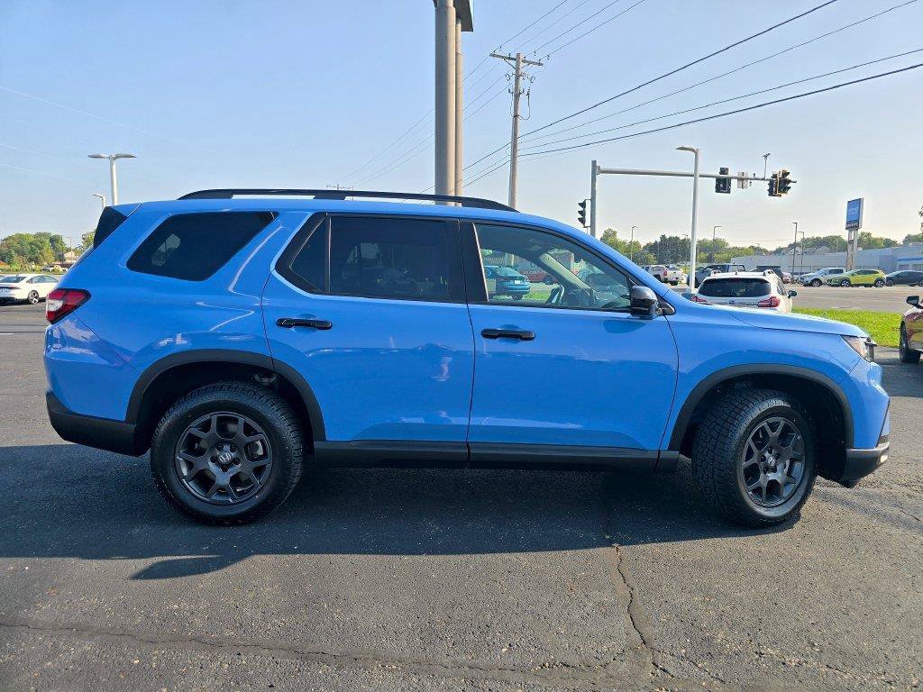 Certified 2025 Honda Pilot TrailSport image 9