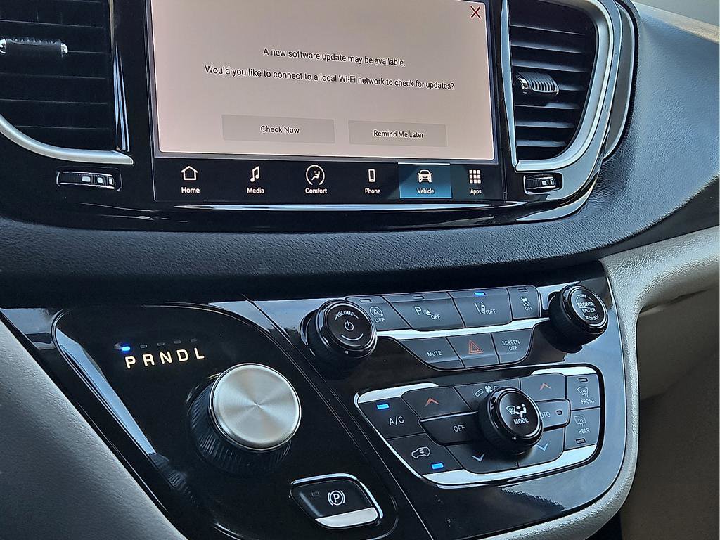 Used 2024 Chrysler Pacifica Touring-L image 17