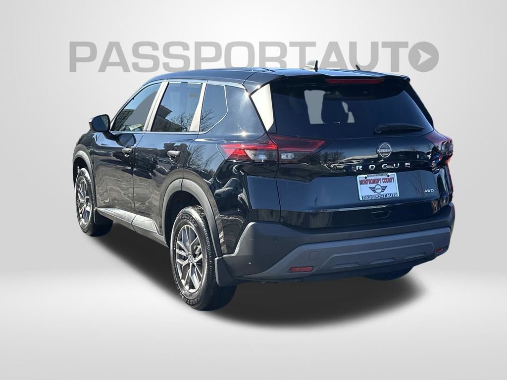 Used 2023 Nissan Rogue S image 2