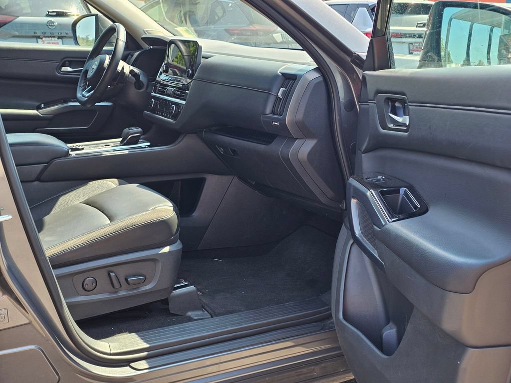 Used 2025 Nissan Pathfinder SL w/ SL Premium Package AWD/4WD image 13