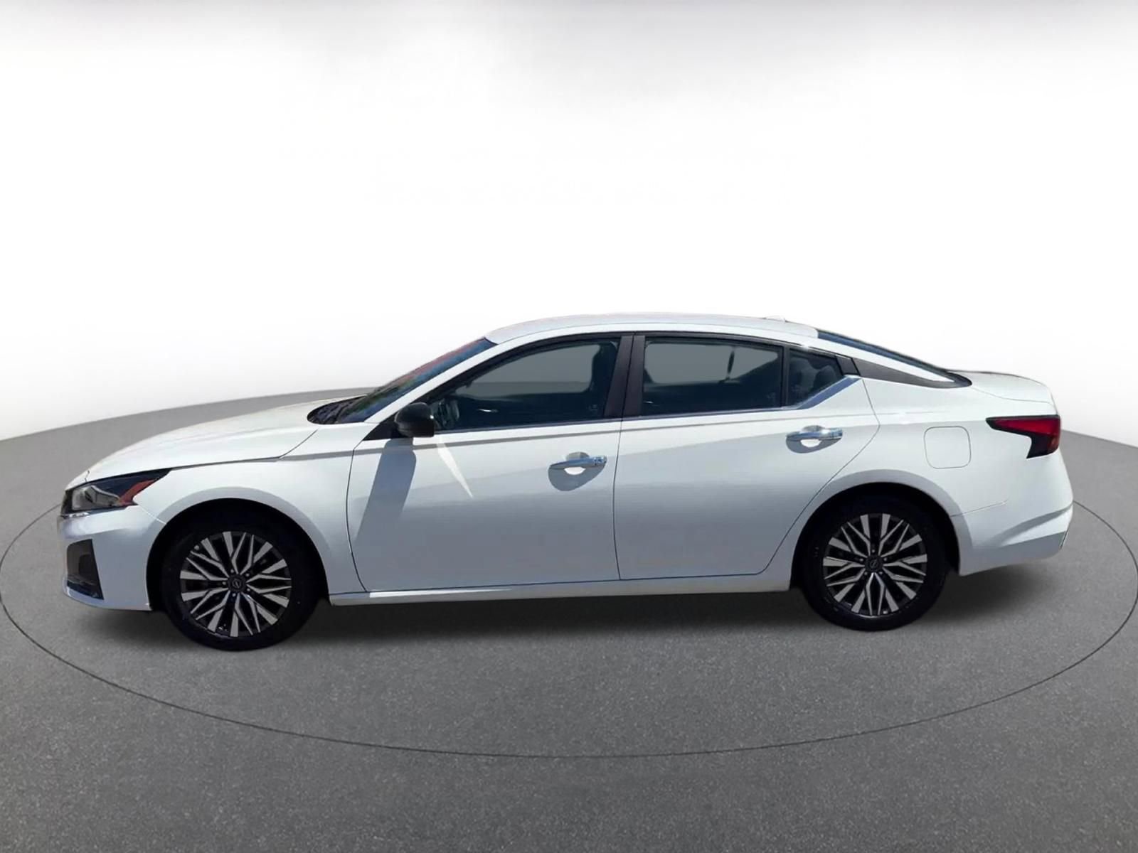 Used 2025 Nissan Altima 2.5 SV FWD image 9
