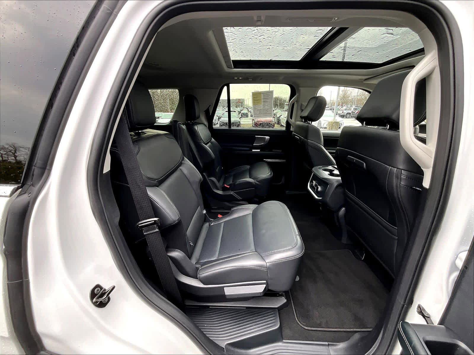 Used 2025 Ford Expedition Platinum image 16