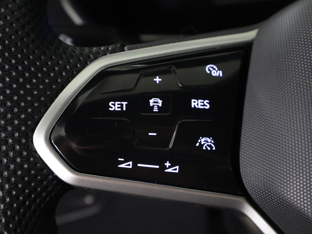 Used 2024 Volkswagen Tiguan SE R-Line FWD image 46