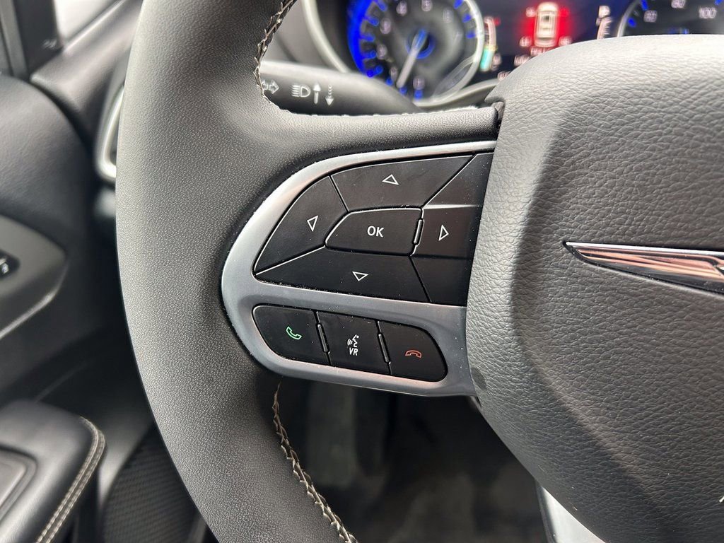 Used 2025 Chrysler Pacifica Select image 28