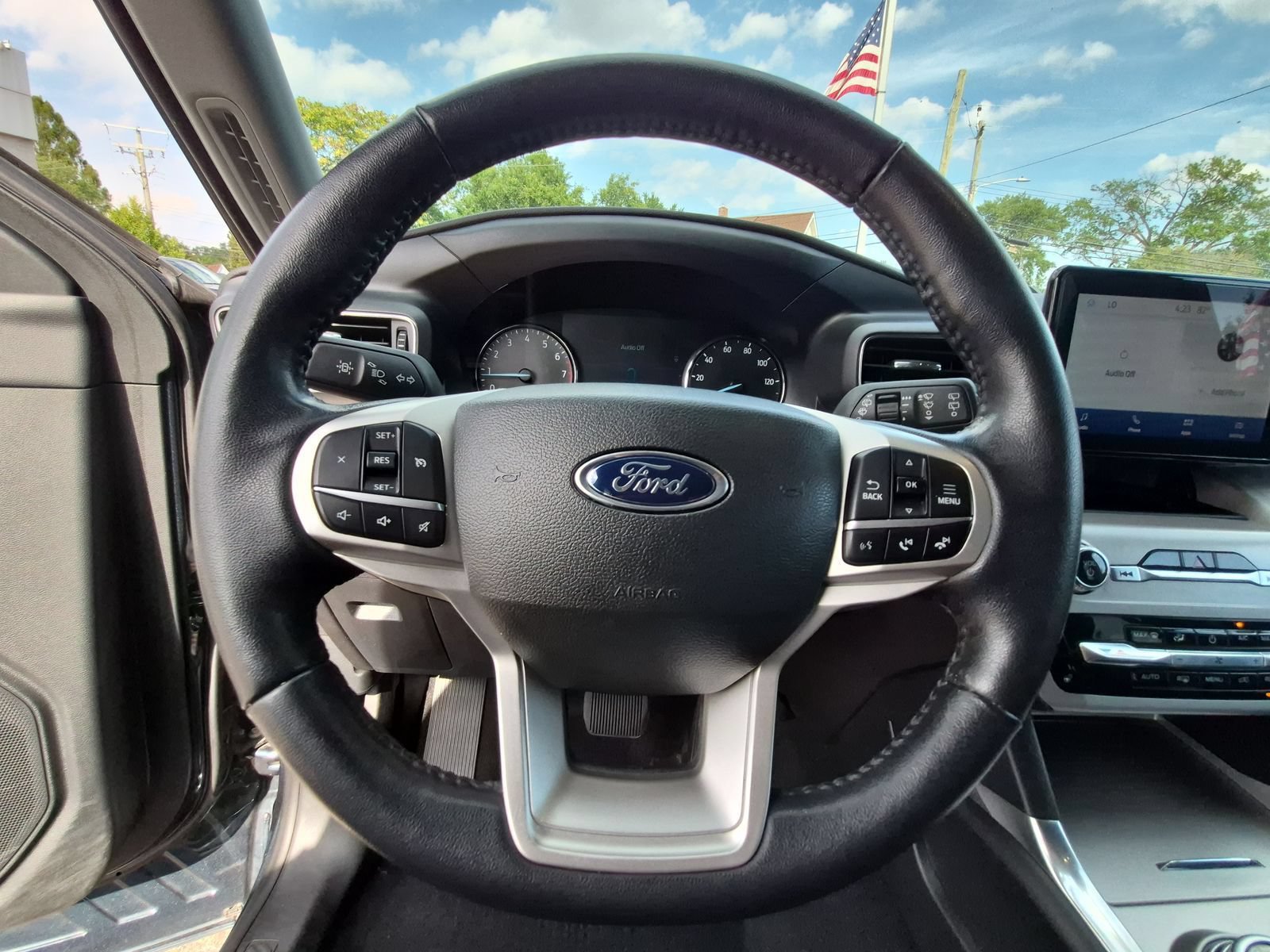 Used 2023 Ford Explorer XLT w/ Equipment Group 202A AWD/4WD image 23