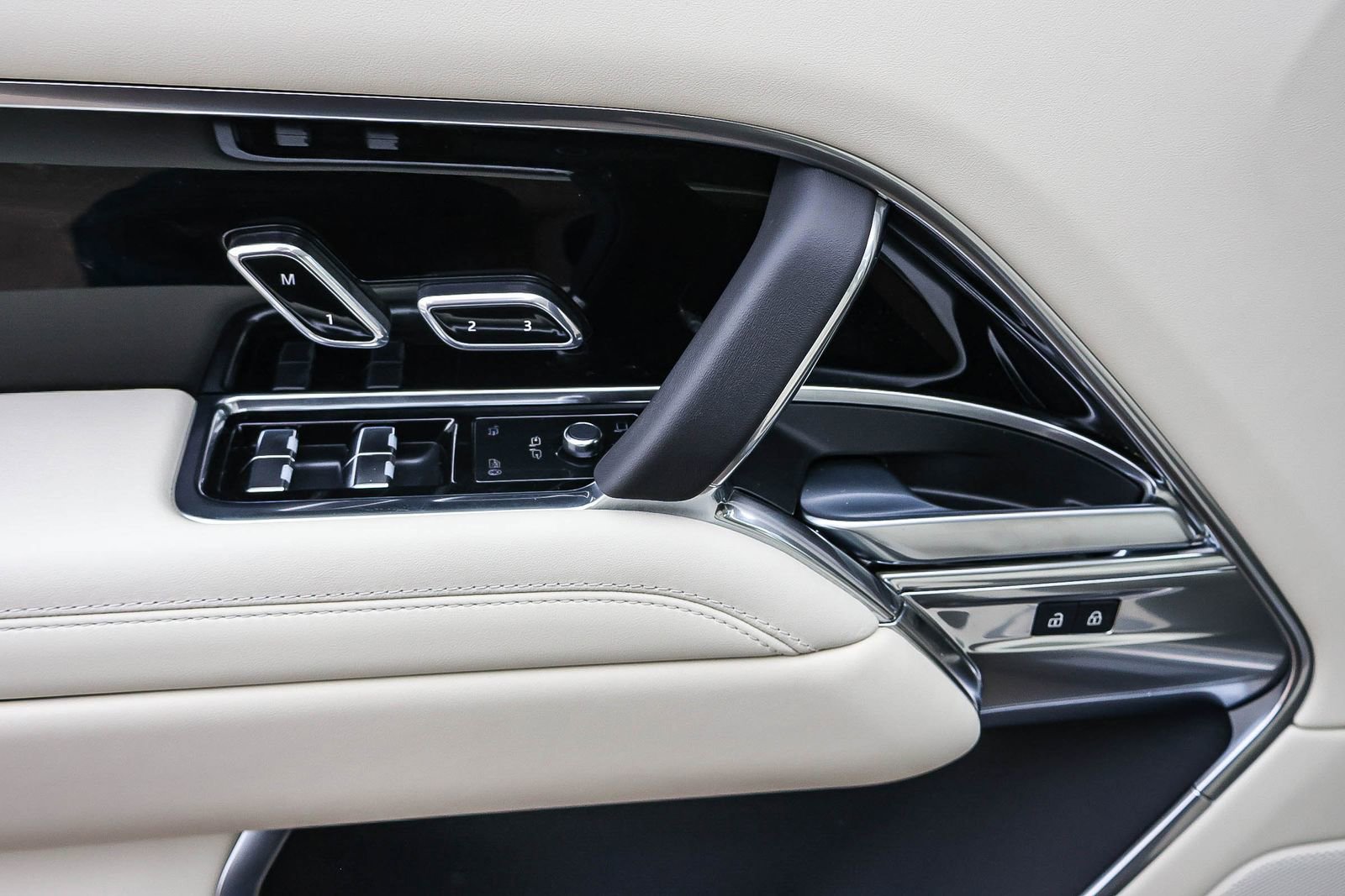 New 2026 Land Rover Range Rover SE image 31