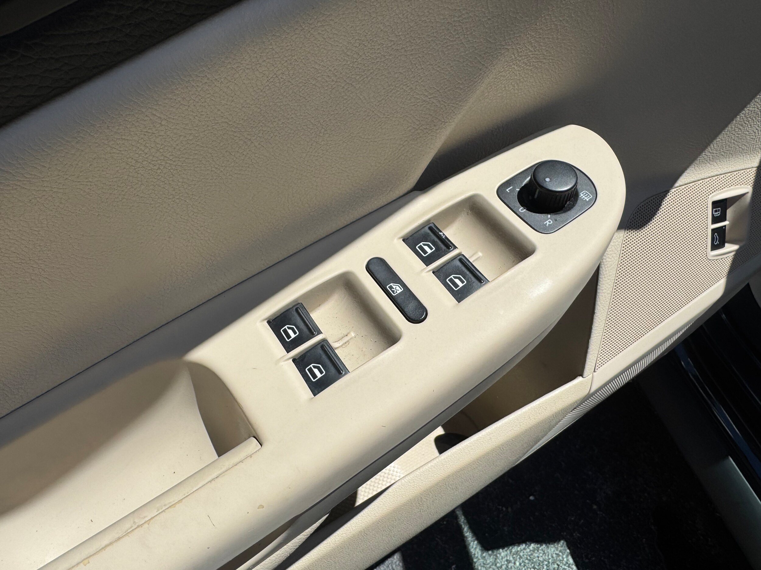 Used 2010 Volkswagen Passat Komfort FWD image 6