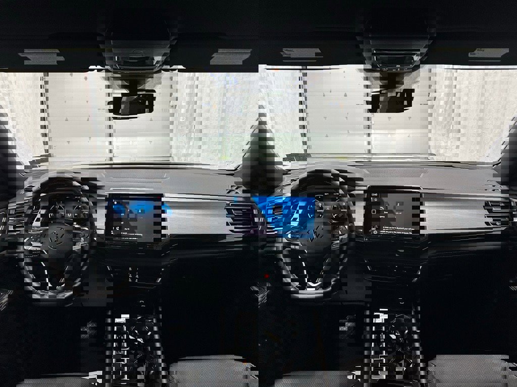 Used 2025 Volkswagen Atlas Cross Sport SE image 39