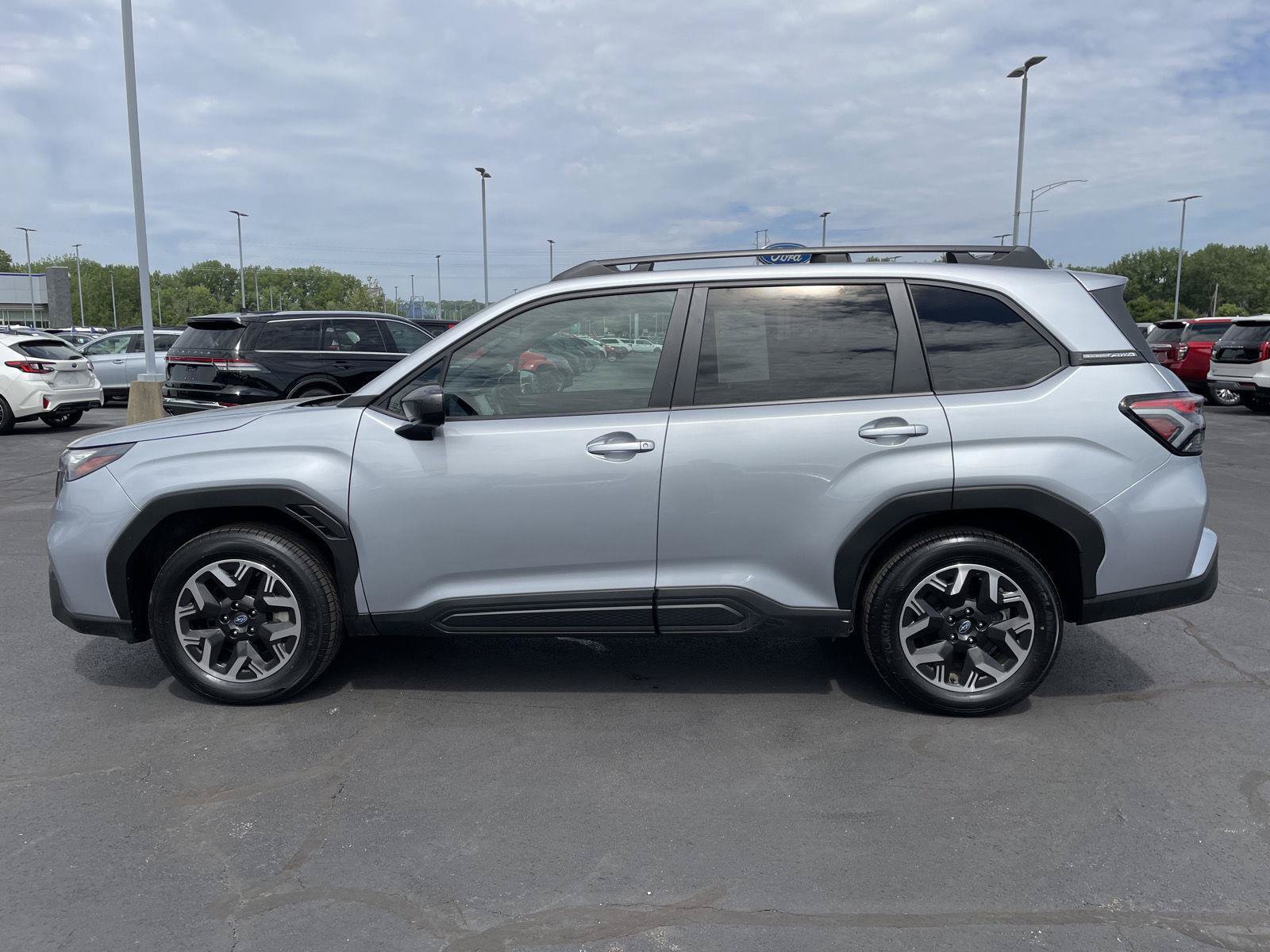 Used 2025 Subaru Forester Premium AWD/4WD image 2