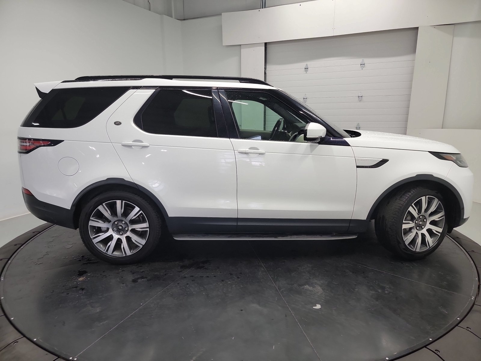 Used 2019 Land Rover Discovery HSE AWD/4WD image 11