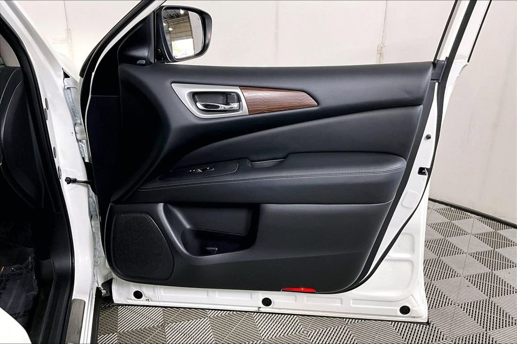 Used 2018 Nissan Pathfinder Platinum image 24