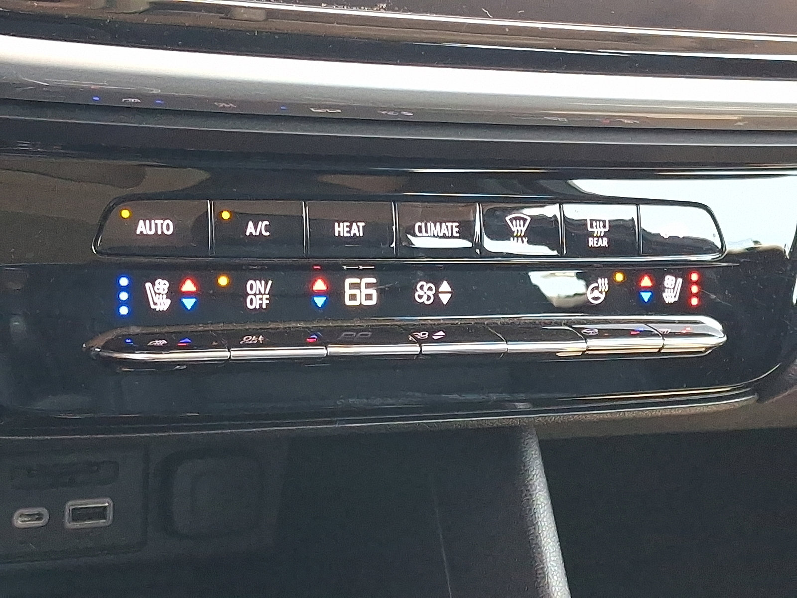 Certified 2023 Chevrolet Bolt EUV Premier w/ Sun & Sound Package FWD image 17