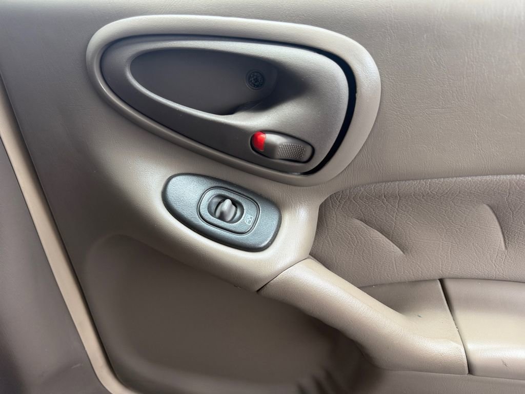 Used 2005 Pontiac Grand Am SE image 26