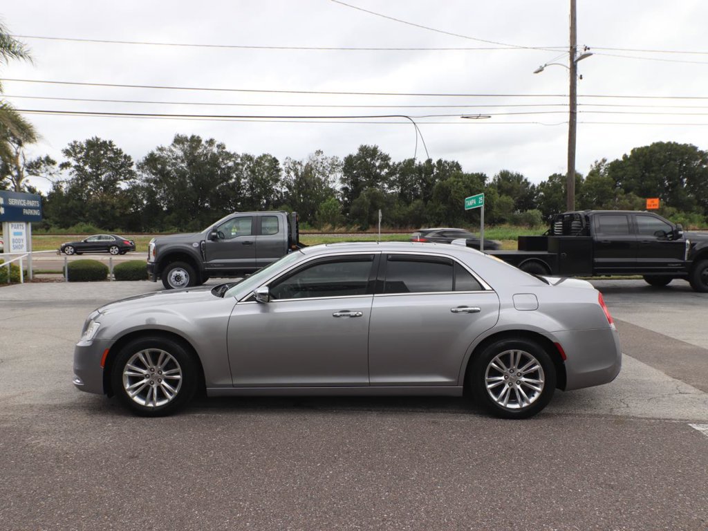 Used 2017 Chrysler 300 C RWD image 5
