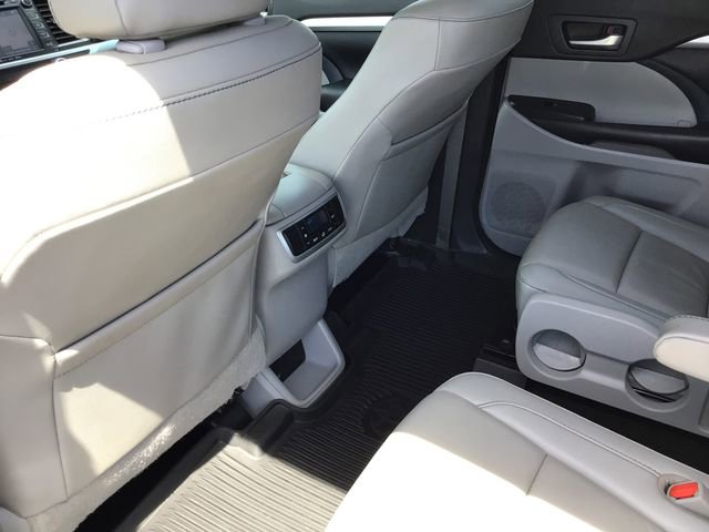 Used 2019 Toyota Highlander XLE AWD/4WD image 42