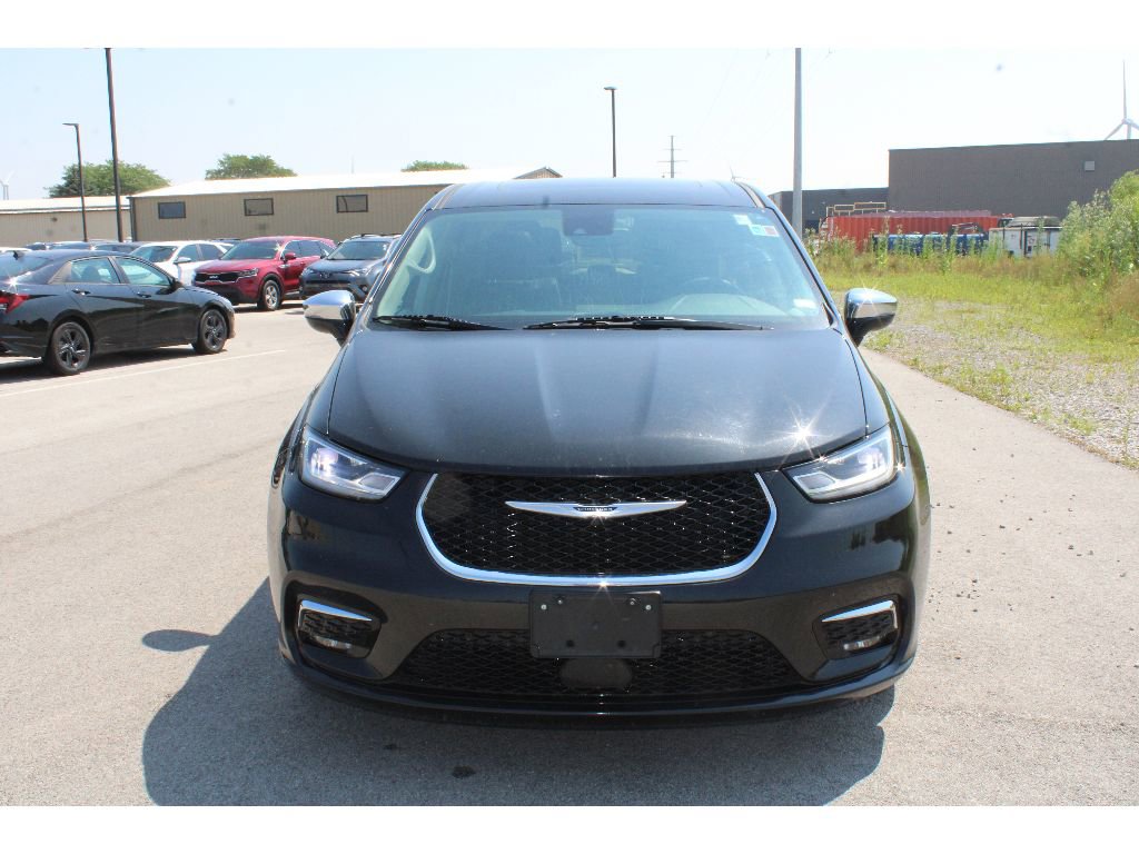 Used 2023 Chrysler Pacifica Limited image 3