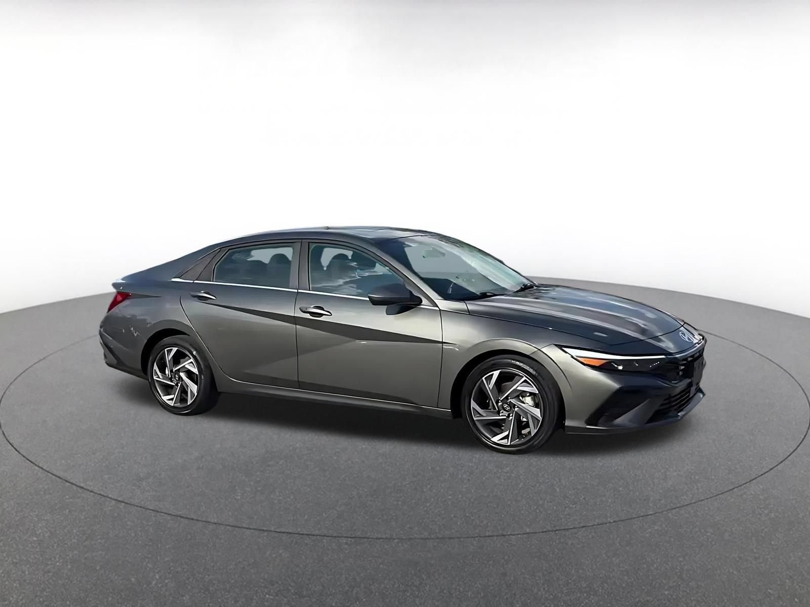 Used 2025 Hyundai Elantra SEL FWD image 2