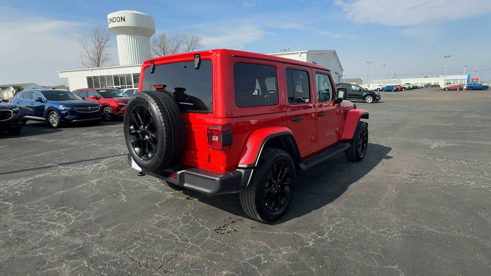 Used 2025 Jeep Wrangler Unlimited Sahara AWD/4WD image 8