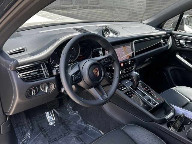 Certified 2025 Porsche Macan image 4