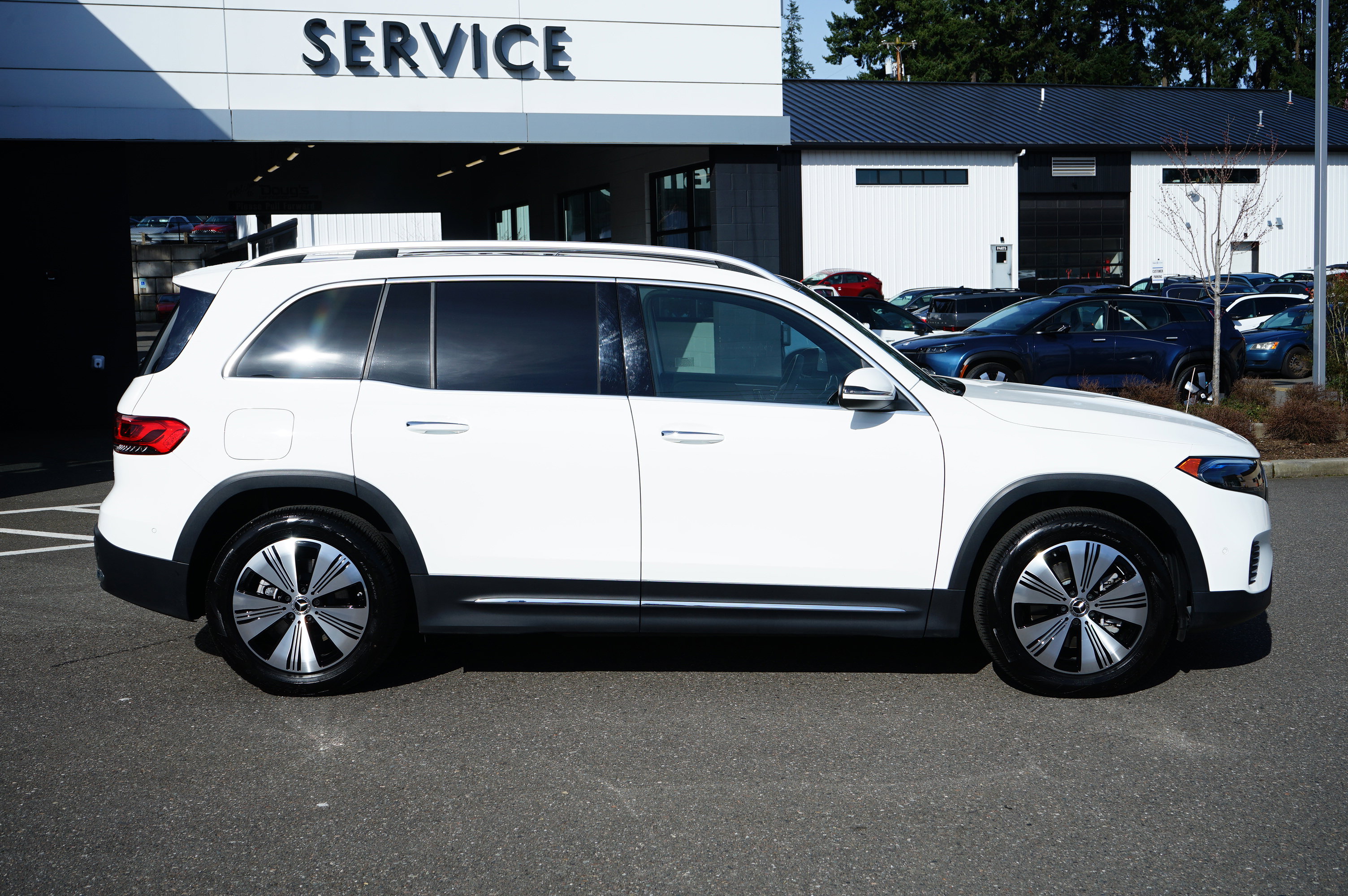 Used 2023 Mercedes-Benz EQB 300 4MATIC image 2