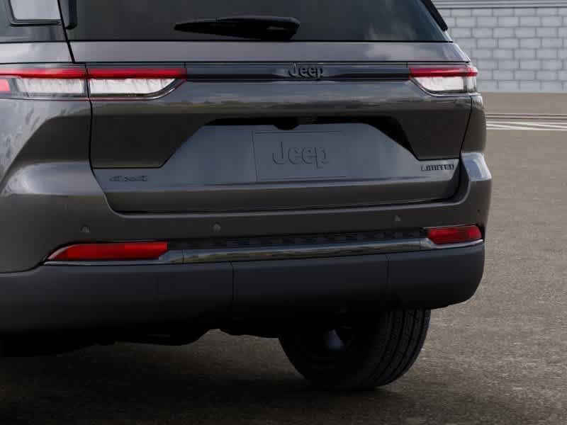 Used 2025 Jeep Grand Cherokee Limited w/ Black Appearance Package AWD/4WD image 13